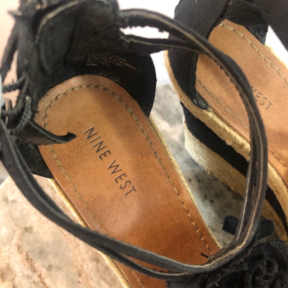 Nine West wedges size 8.5 black sandals flowers - Picture 3 of 7